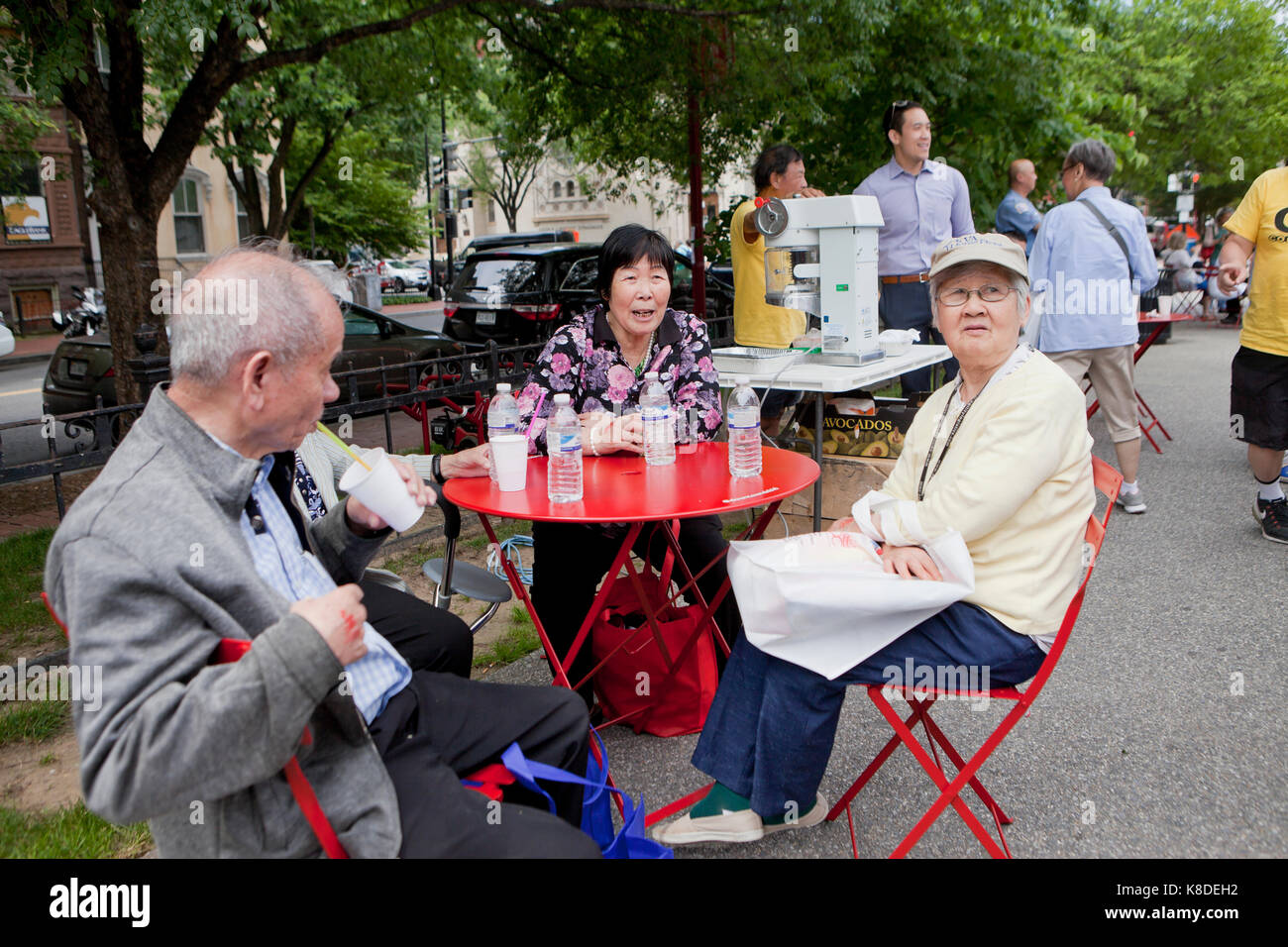Chinesisch-amerikanische Senioren entspannen in Chinatown - Washington, DC, USA Stockfoto