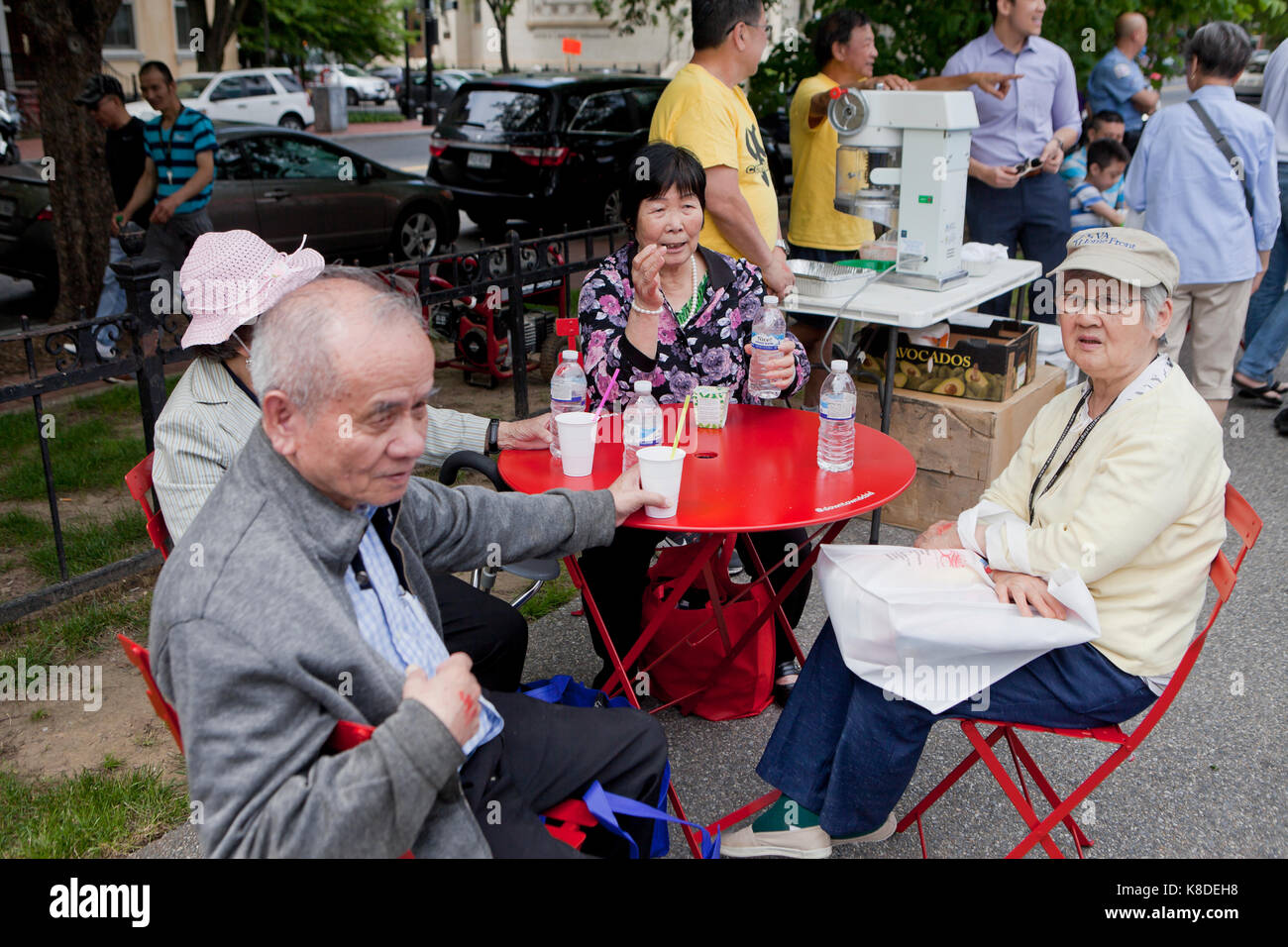 Chinesisch-amerikanische Senioren entspannen in Chinatown - Washington, DC, USA Stockfoto