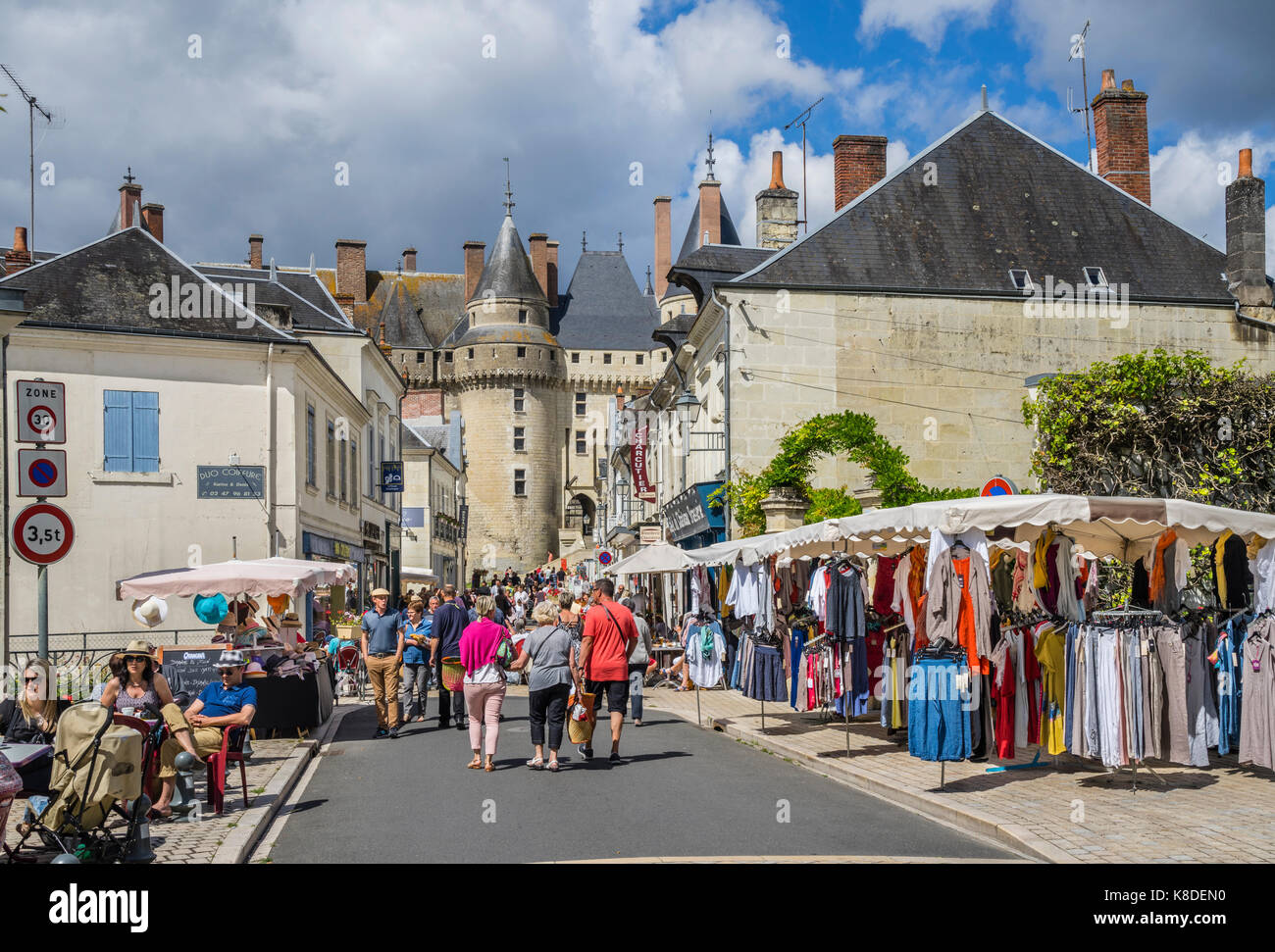 Frankreich, Indre-et-Loire, Touraine, Markt am Sonntag an der belebten Rue Gambetta in Langeais in Richtung Ende der mittelalterlichen Château de Langeais Stockfoto