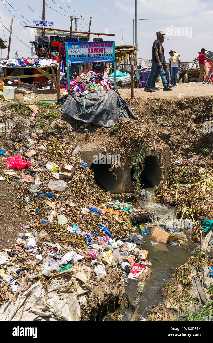 Entwässerung Abwasser leer Wasser in den Ngong Fluss, der mit Müll, Plastik Abfall und Müll verschmutzt ist, Nairobi, Kenia Stockfoto