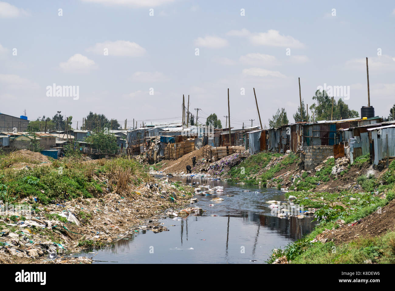 Slum Baracken und Gebäuden die Ngong Fluss, der mit Müll, Plastik Abfall und Müll verschmutzt ist, Nairobi, Kenia Stockfoto