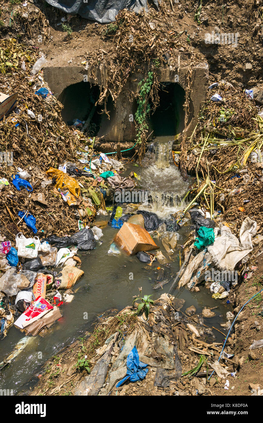 Entwässerung Abwasser leer Wasser in den Ngong Fluss, der mit Müll, Plastik Abfall und Müll verschmutzt ist, Nairobi, Kenia Stockfoto