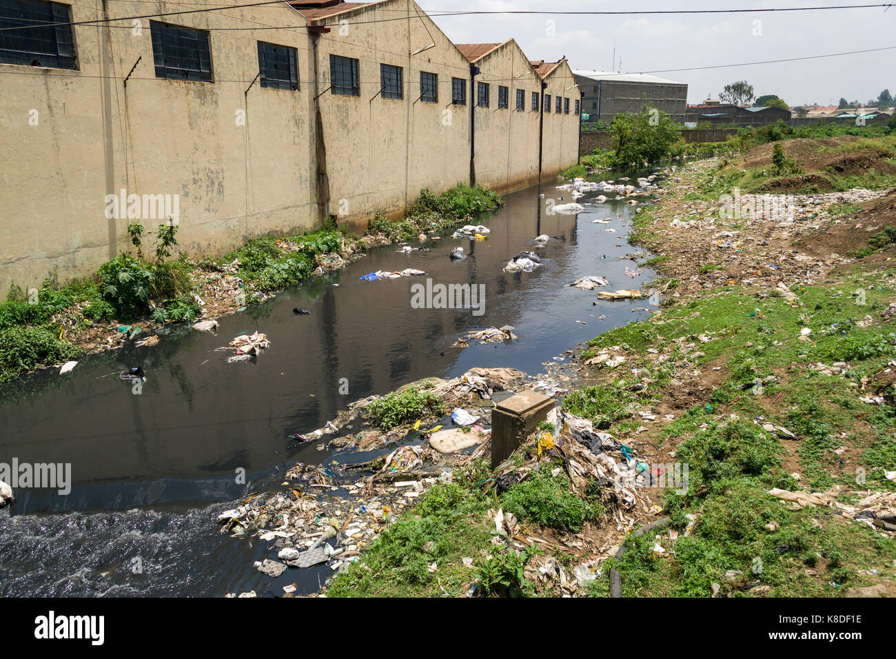 Fabrikgebäude der Ngong Fluss, der mit Müll, Plastik Abfall und Müll verschmutzt ist, Nairobi, Kenia Stockfoto