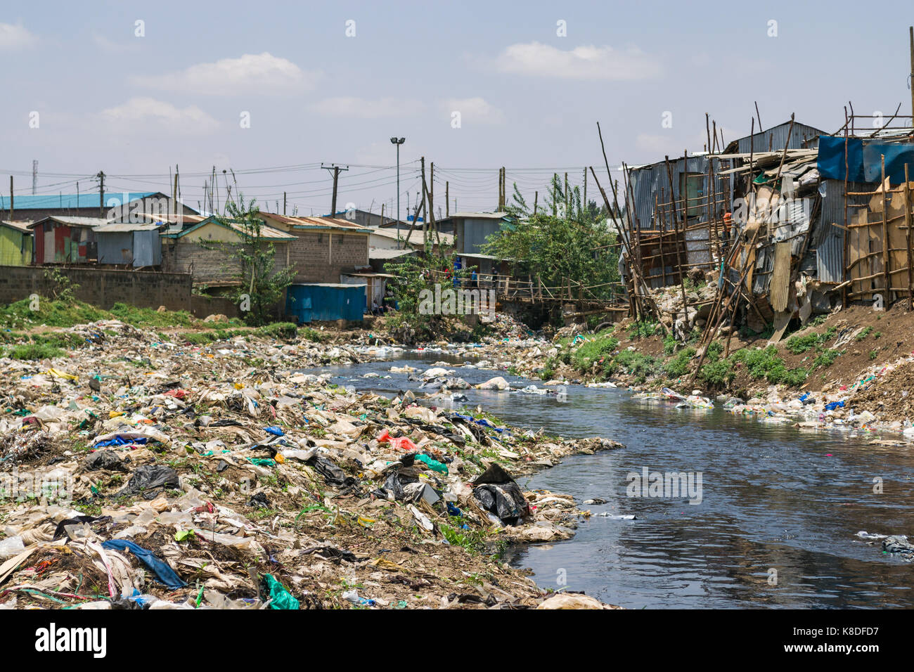 Slum Hütten Linie Ngong Fluss, der mit Müll, Plastik Abfall und Müll verschmutzt ist, Nairobi, Kenia Stockfoto