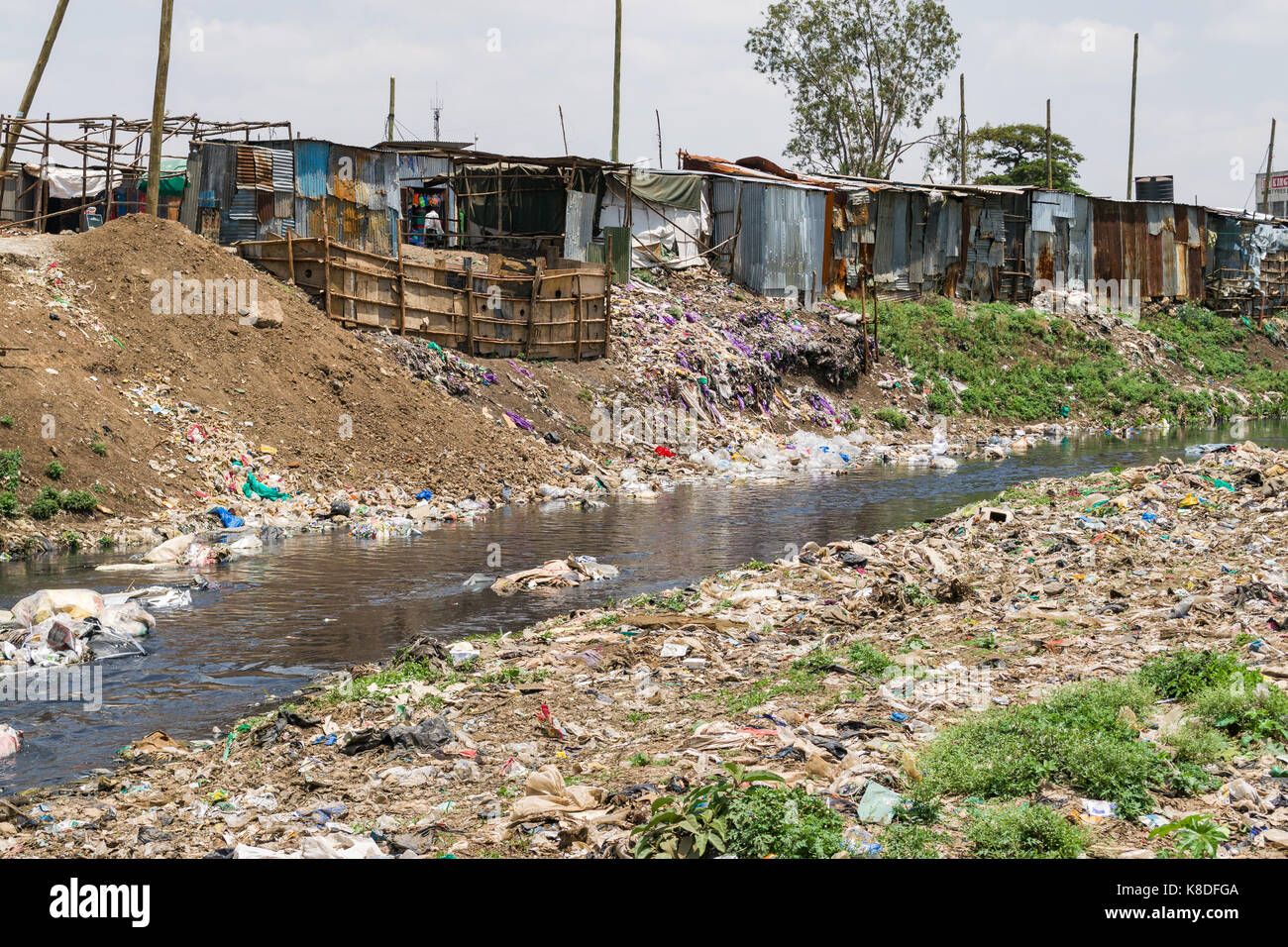 Slum Hütten Linie Ngong Fluss, der mit Müll, Plastik Abfall und Müll verschmutzt ist, Nairobi, Kenia Stockfoto
