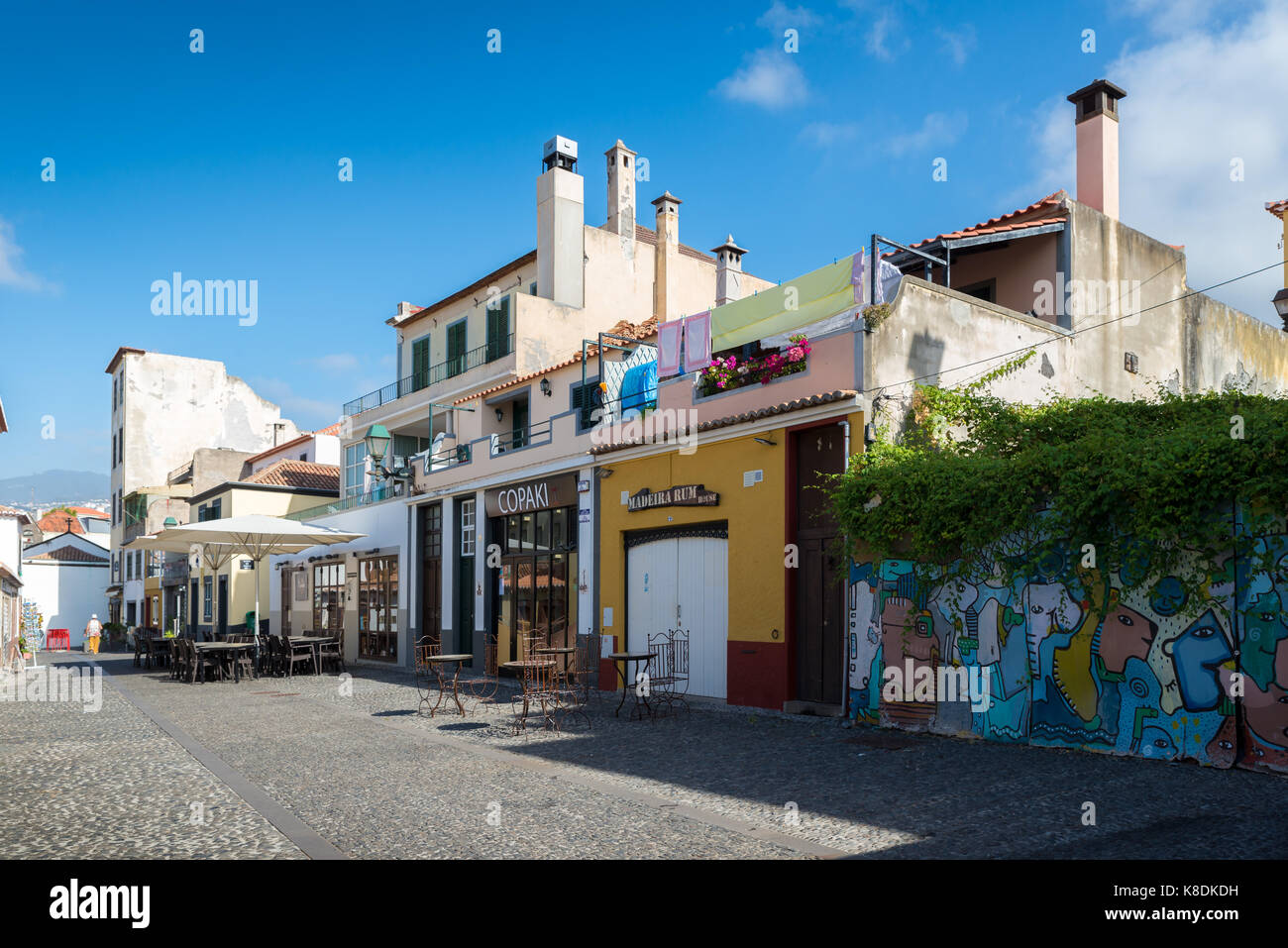 FUNCHAL, Madeira, Portugal - September 7, 2017: Open-air-Terrassen der Bars und Restaurants in der lebhaften Altstadt von Funchal, der Hauptstadt der Por Stockfoto
