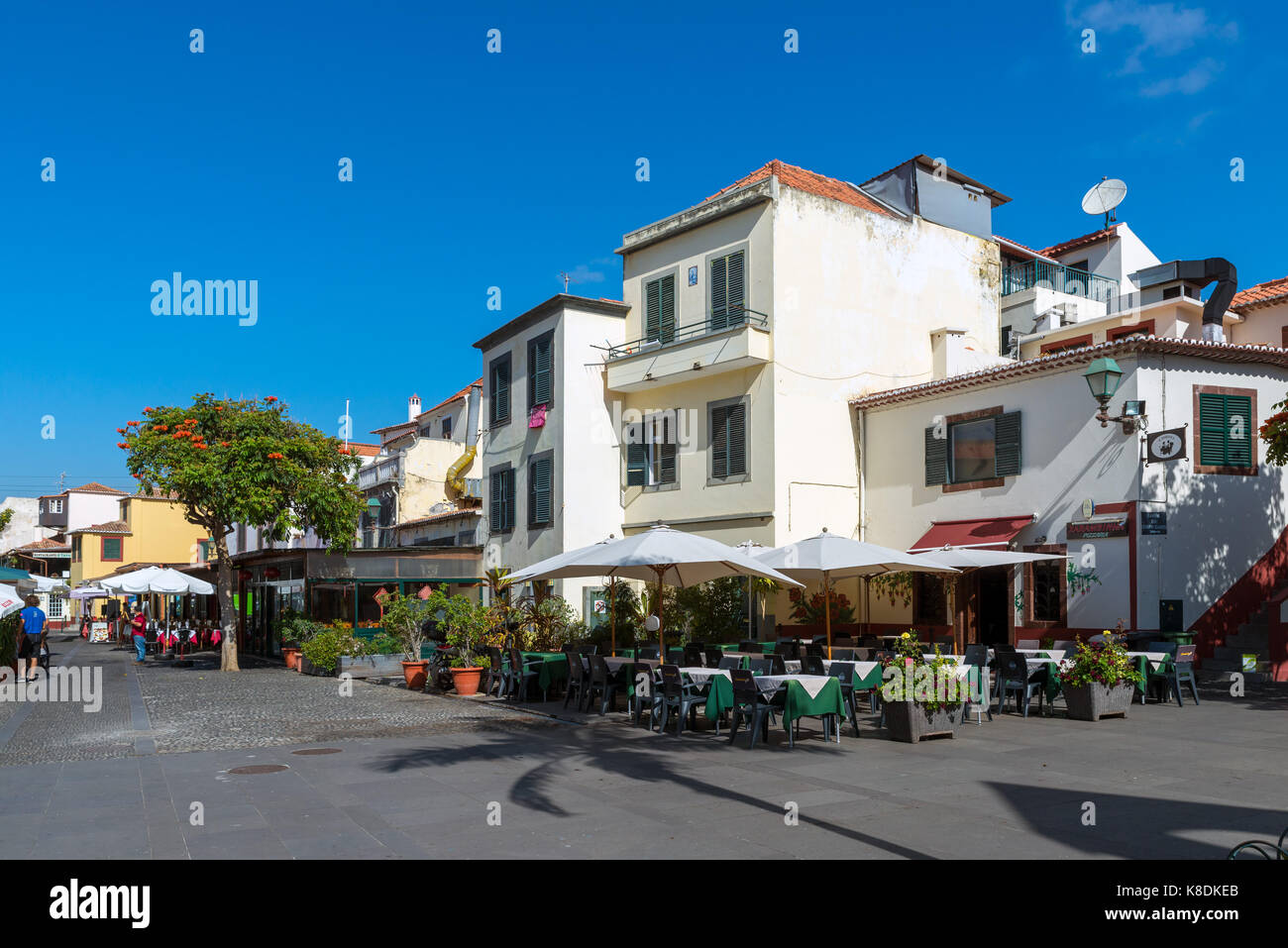 FUNCHAL, Madeira, Portugal - September 7, 2017: Open-air-Terrassen der Bars und Restaurants in der lebhaften Altstadt von Funchal, der Hauptstadt der Por Stockfoto