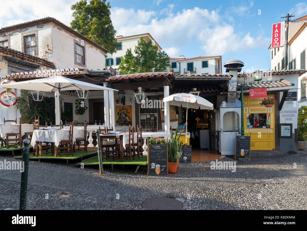 FUNCHAL, Madeira, Portugal - 9. SEPTEMBER 2017: Open-air-Terrassen der Bars und Restaurants in der lebhaften Altstadt von Funchal, der Hauptstadt der Por Stockfoto
