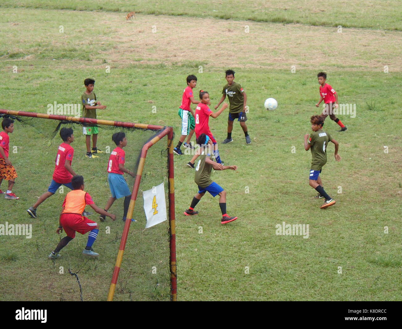 September gilt als "Nationalen Frieden Bewusstsein Monate auf den Philippinen und in Übereinstimmung mit dieser Feier, die Philippinische Marines organisierten "Fußball für den Frieden" und "Kite für den Frieden"-Festival in Luuk, Sulu. Die zweitägige Veranstaltung ist mit Fußball und Kite Wettbewerbe mit dem Ziel, den Wert der Ehrlichkeit, Kameradschaft und Teamwork in Richtung auf eine friedliche Gemeinschaft zu vermitteln. Sulu ist die Heimat der terroristischen und entführen um lösegeld Gruppe Abu Sayyaff und eine der Mission dieser Feste ist die jungen Generationen, die sich an der ASG zu verhindern. (Foto durch Sherbien Dacalanio/Pacific Press) Stockfoto