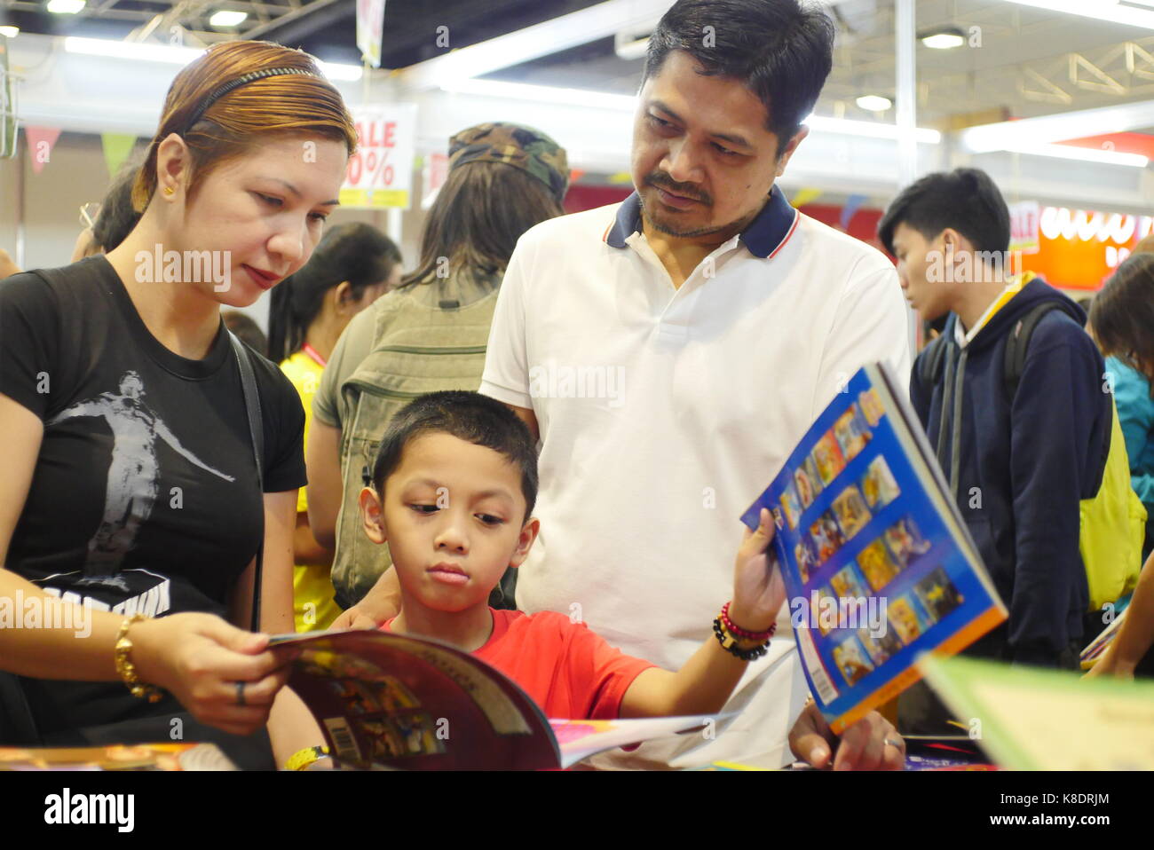 Manila, Philippinen. 13 Sep, 2017. Buchmesse ist für Familie, Studenten und für jeden. Die 38. Internationale Buchmesse Manila 2017 ist der größte wo es erstreckt sich über zwei Etagen von SMX Convention Center und hat die größte Masse auf dem neuesten Stand. Credit: George Buid/Pacific Press/Alamy leben Nachrichten Stockfoto