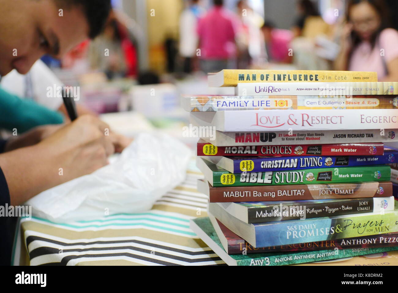 Manila, Philippinen. 13 Sep, 2017. Stacking Bücher können auch Strumpf sein Wissen. Die 38. Internationale Buchmesse Manila 2017 ist der größte wo es erstreckt sich über zwei Etagen von SMX Convention Center und hat die größte Masse auf dem neuesten Stand. Credit: George Buid/Pacific Press/Alamy leben Nachrichten Stockfoto