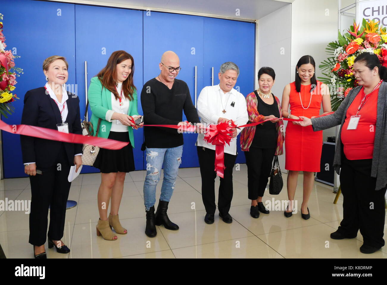 Manila, Philippinen. 13 Sep, 2017. Eröffnung und Ribbon Cutting mit Boy Abunda (Mitte in schwarz links) und Br. Armin Luistro (Mitte rechts in Weiß). Die 38. Internationale Buchmesse Manila 2017 ist der größte wo es erstreckt sich über zwei Etagen von SMX Convention Center und hat die größte Masse auf dem neuesten Stand. Credit: George Buid/Pacific Press/Alamy leben Nachrichten Stockfoto