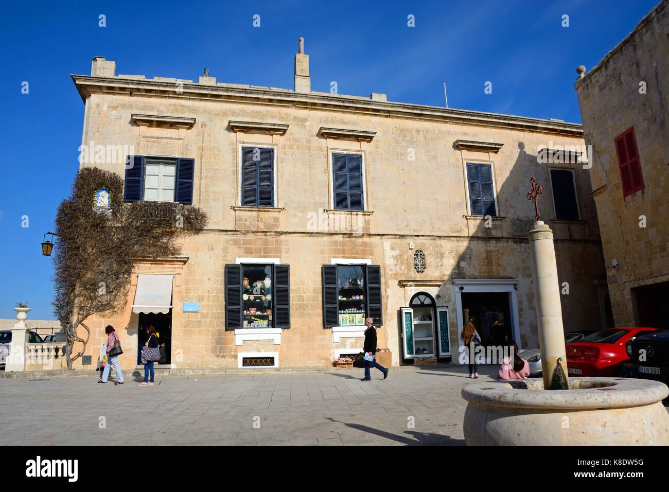 Kleine Steinbrunnen und Geschäfte im Bastion Square, Mdina, Malta, Europa. Stockfoto