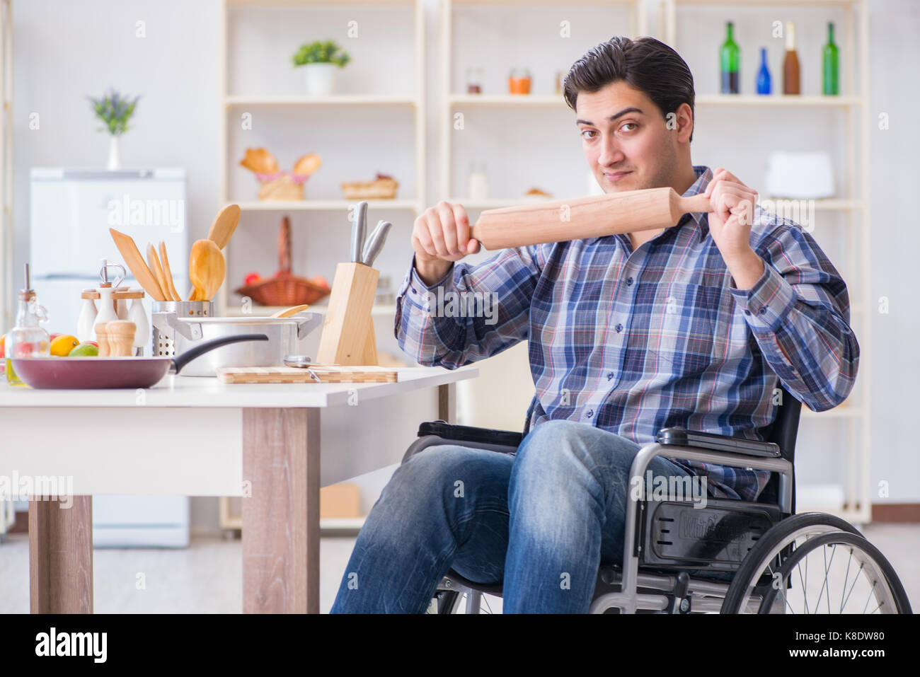 Jungen Koch mit Rolle Teig Mahlzeit vorbereiten Stockfoto