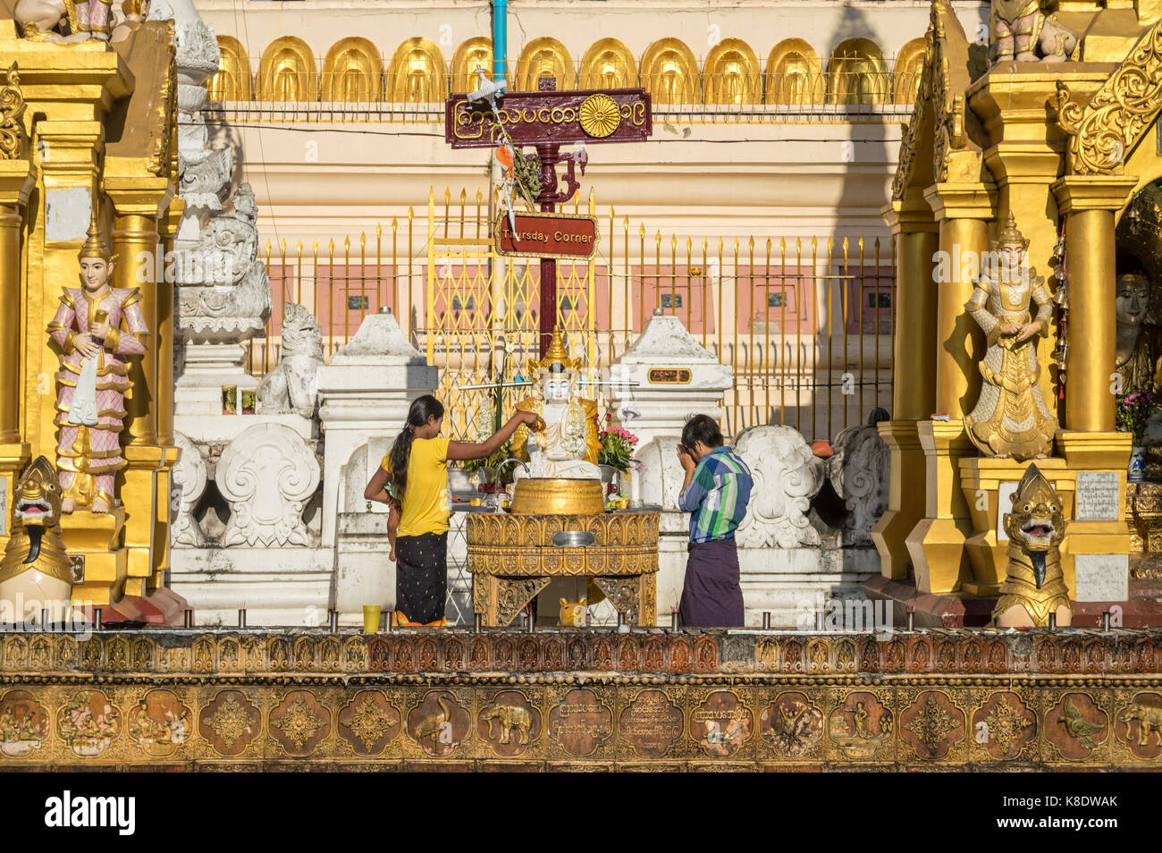 Menschen beten zu Shwedagon-Pagode in Yangon, Birma-Myanmar Stockfoto