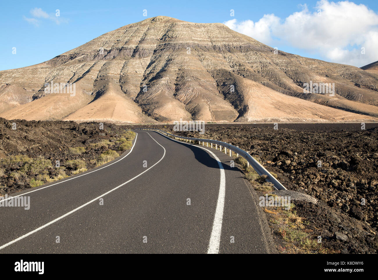 Straße nach Montana de Medio, Berg, Los Ajaches mountain range, Lanzarote, Kanarische Inseln, Spanien Stockfoto