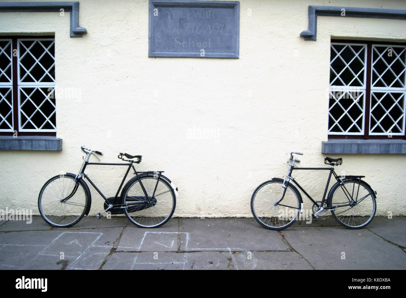 Fahrräder außerhalb der Schule, das Bunratty, Irland Stockfoto
