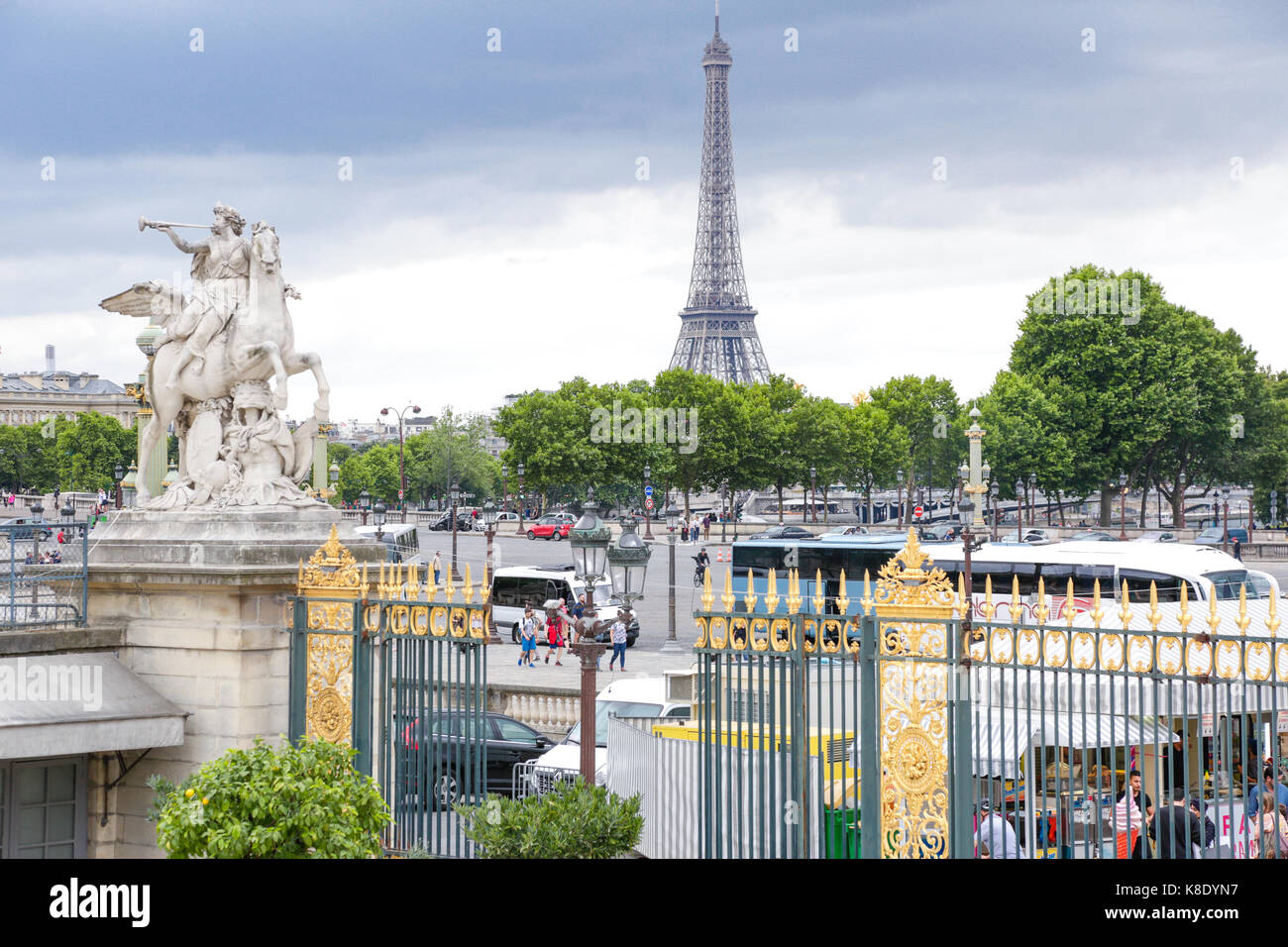 Paris, Frankreich: Pace de la Concorde und der Obelisk, die von typischen Haussmann Apartment im zentralen Stadtteil von Paris umgeben Stockfoto