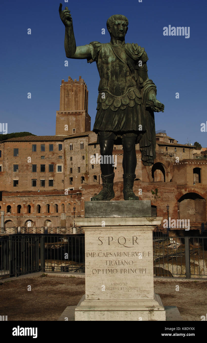 Trajan (53-117 D). Römische Kaiser. Zeitgenössische Bronzestatue. Imperiale Foren. Via dei Fori Imperiali Straße. Rom. Italien. Stockfoto