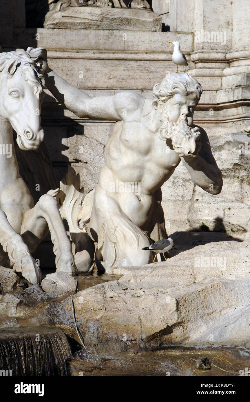 Italien. Rom. Der Trevi Brunnen. Barock. Von Nicola Salvi entworfen und von Pietro Bracci abgeschlossen. 1762. Zwei tritonen Guide die Beförderung von Neptun, zähmung zwei Hippocampus. Detail einer Triton mit einer Muschel. Stockfoto