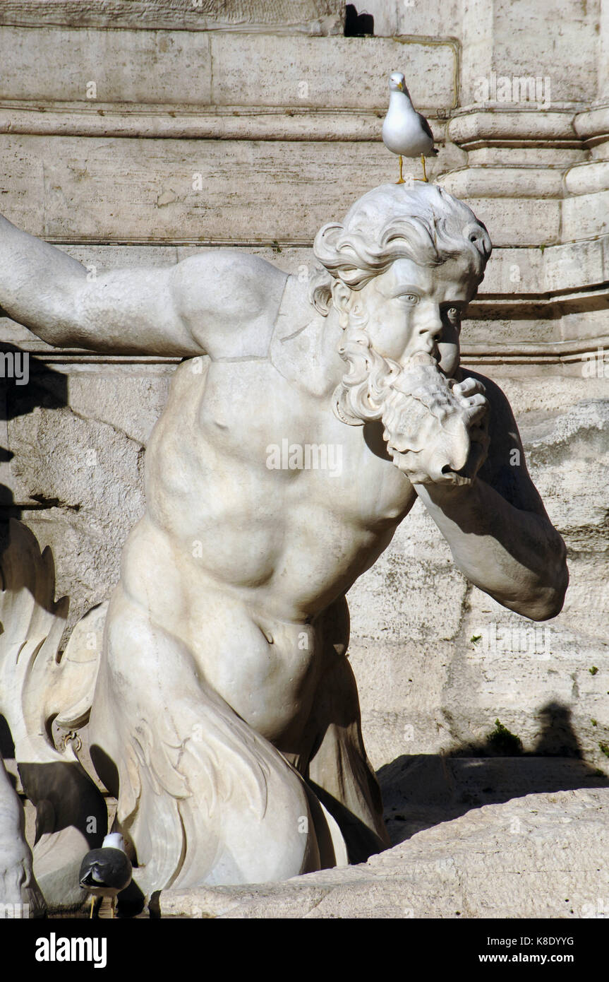 Italien. Rom. Der Trevi Brunnen. Barock. Von Nicola Salvi entworfen und von Pietro Bracci abgeschlossen. 1762. Zwei tritonen Guide die Beförderung von Neptun, zähmung zwei Hippocampus. Detail einer Triton mit einer Muschel. Stockfoto