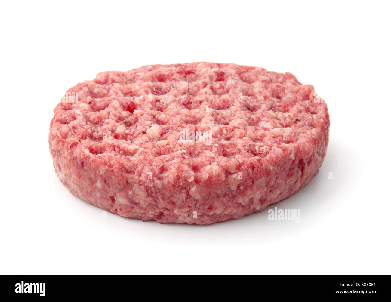 Frische rohe Burger patty isoliert auf weißem Stockfoto
