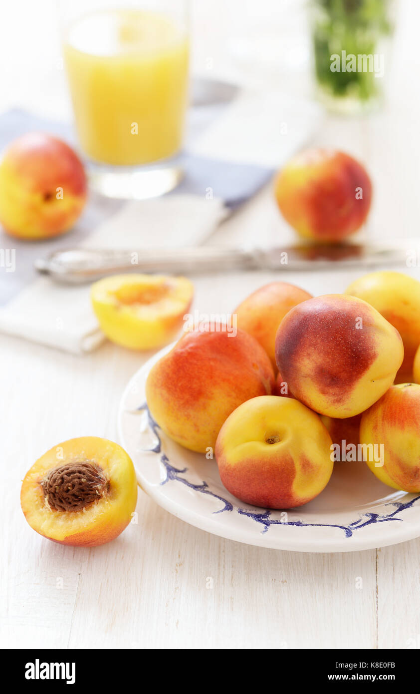 Stillleben mit frische reife Nektarine Früchte auf weiße Holztisch Stockfoto