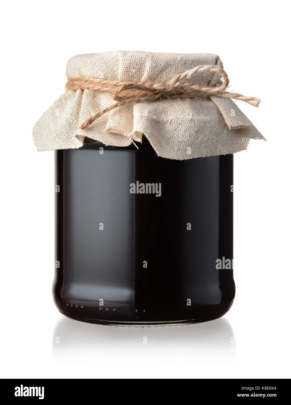 Glas hausgemachten blackberry Jam isoliert auf weißem Stockfoto