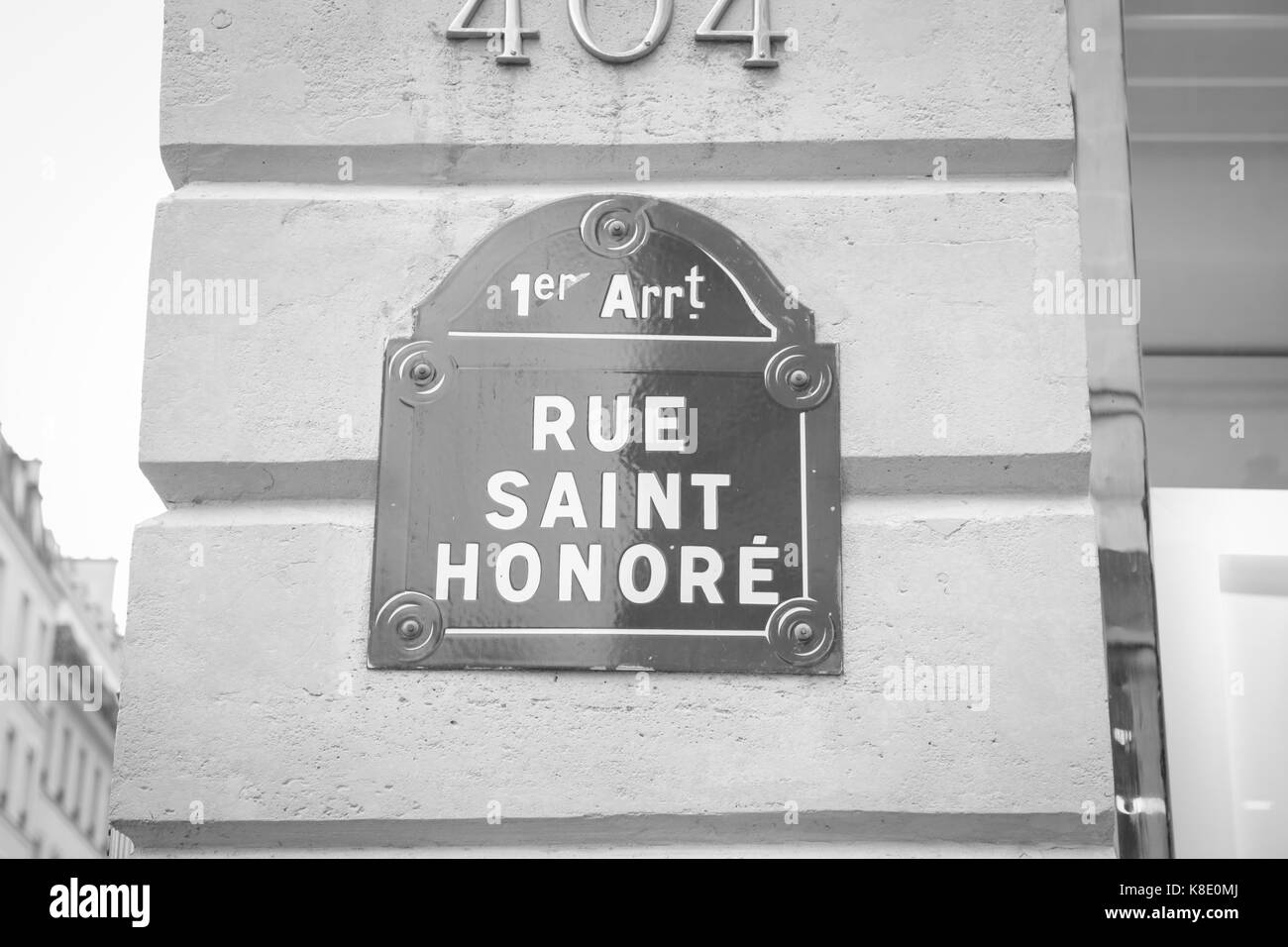 Paris, Frankreich: Pariser typische Straße logo rue Saint Honore und Premiere arrondissement, auf einer typischen Haussmann Wand im Central District von Paris. Stockfoto