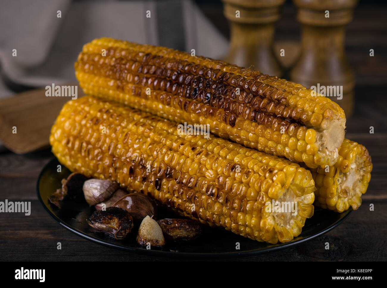 Gegrillte Maiskolben auf hölzernen Tisch Stockfoto