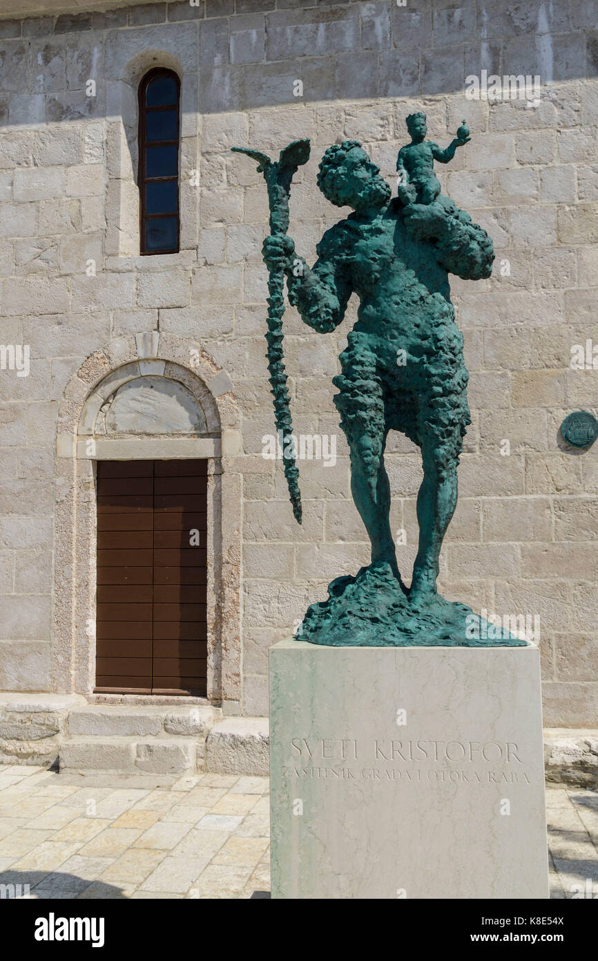 Kroatien, Statue des Heiligen Christophoru vor der Kathedrale Maria Ascension in Rab, Kroatien, Statue des Heiligen Christophorus vor dem Dom Maria Himmelf Stockfoto