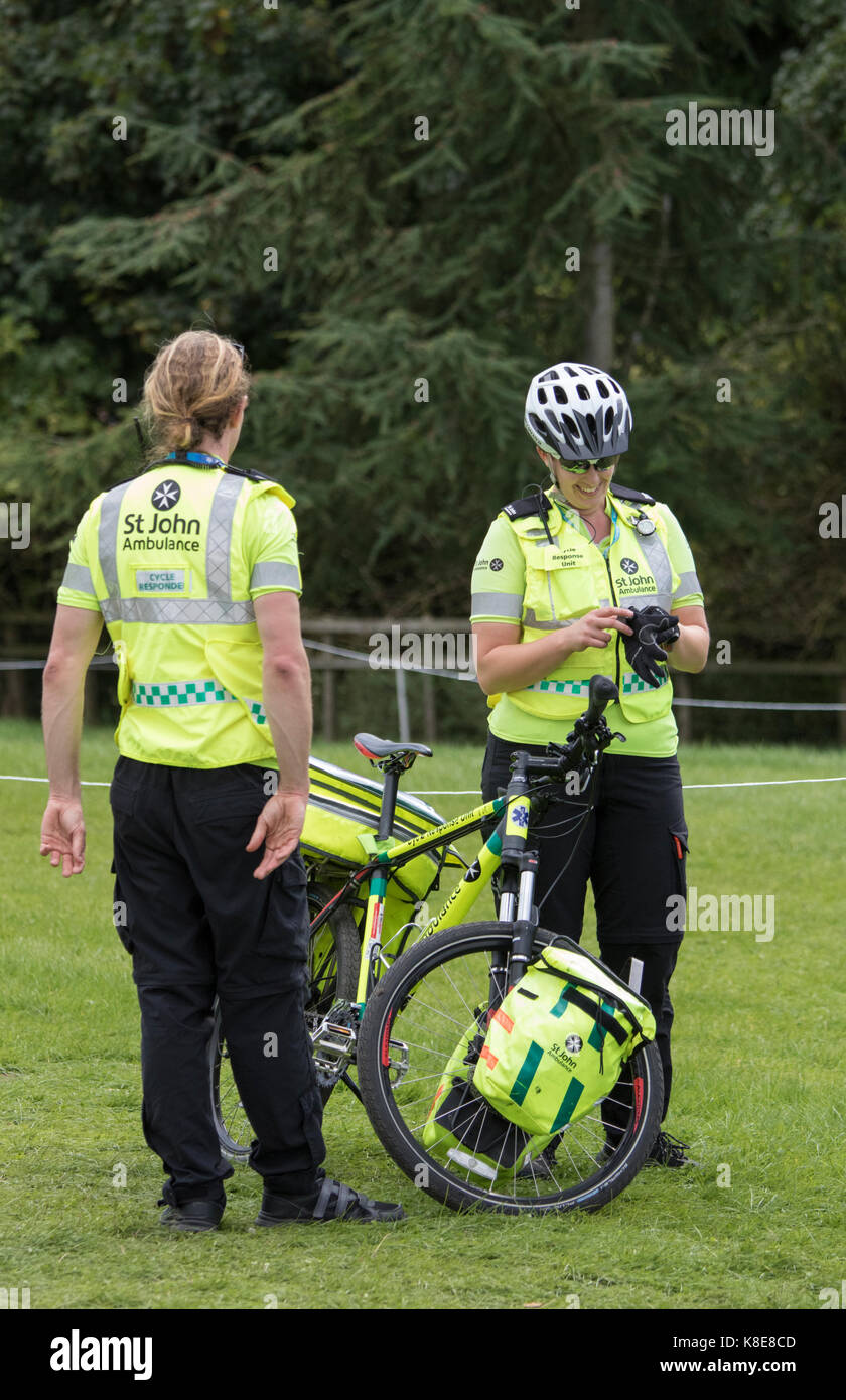 St John ambulance mit Zyklus mit einer Sportveranstaltung, England, Großbritannien Stockfoto