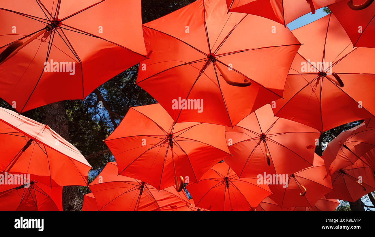 Dekorative rote Sonnenschirm Sonnenschirm Decke Stockfoto
