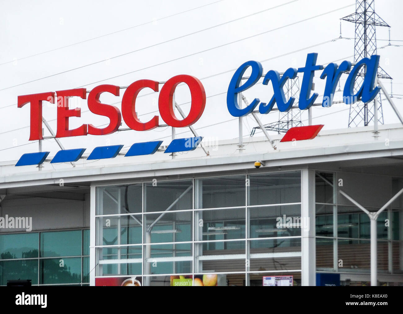 In der Nähe des Tesco Extra Zeichen bei Store in Stockton-on-Tees, England, Großbritannien Stockfoto