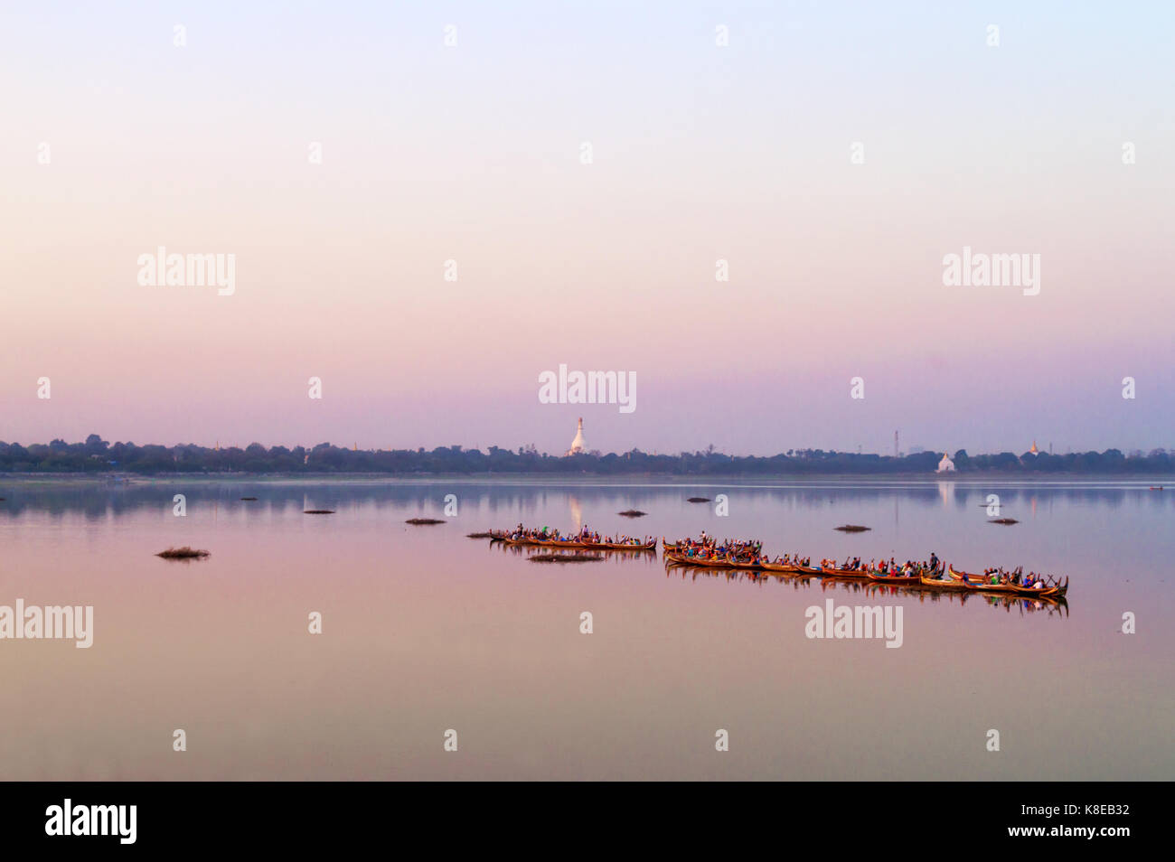 Traditionelle Burmesische Boote auf Taungthaman See bei Sonnenuntergang, in Amarapura, Mandalay, Myanmar Stockfoto