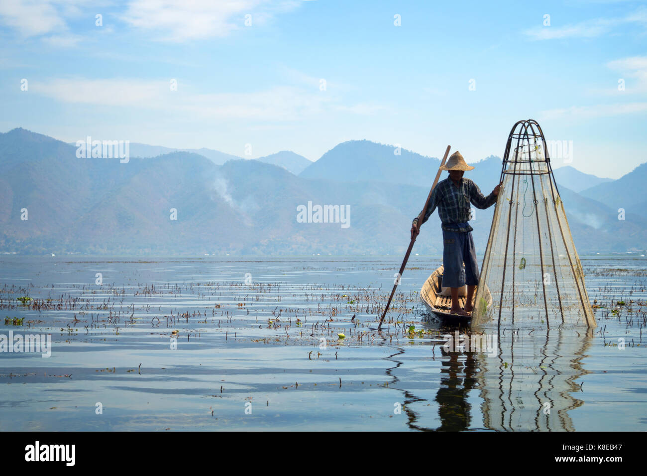 Burmesische Fischer auf Bambus-Boot Fischfang in traditioneller Weise mit handgefertigten Net. Inle-See, Myanmar (Burma), Reiseziel Stockfoto