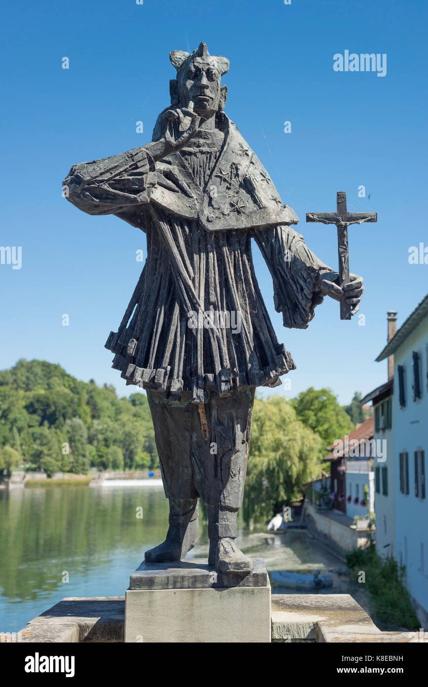 Moderne Bronzeskulptur des Heiligen Nepomuk, Brücke heiliger, von Emilio Stanzani, 1961, Rheinbrücke Rheinau-Altenburg, Rheinau Stockfoto