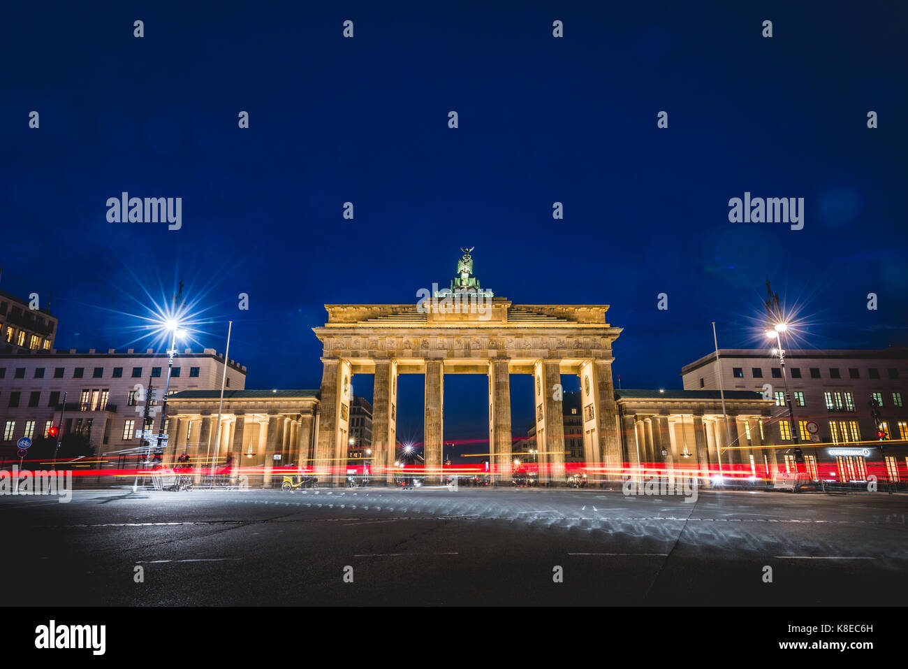 Brandenburger Tor mit Spuren von Licht, in der Nacht, Berlin-Mitte, Berlin, Deutschland Stockfoto