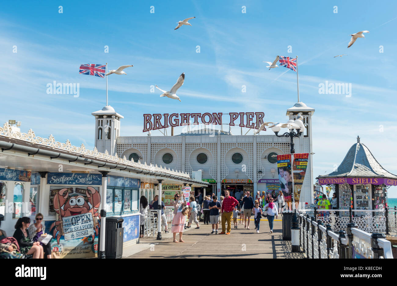 Touristen auf dem Palace Pier von Brighton, Brighton, East Sussex, England, Großbritannien, Vereinigtes Königreich Stockfoto