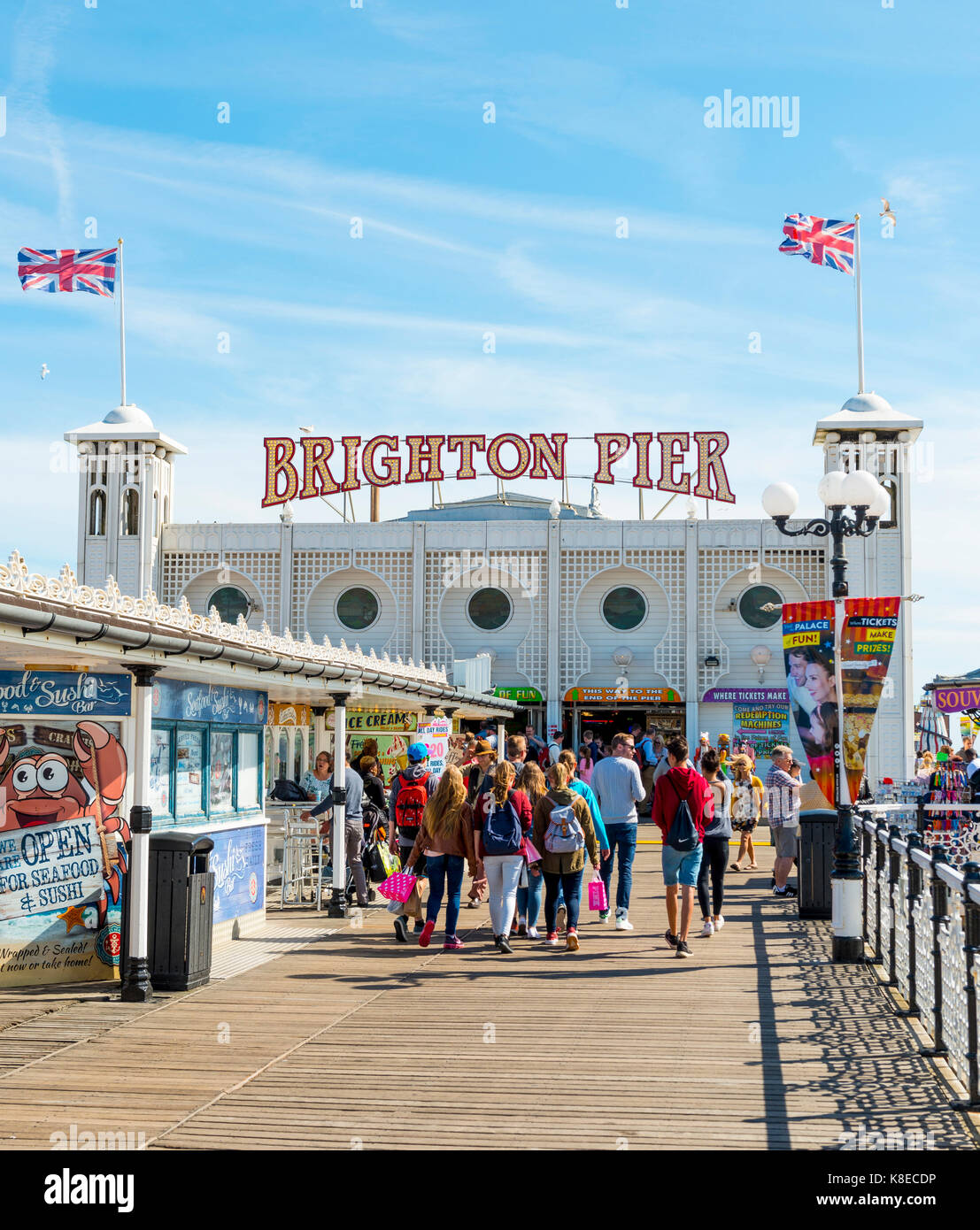 Touristen auf dem Palace Pier von Brighton, Brighton, East Sussex, England, Großbritannien, Vereinigtes Königreich Stockfoto