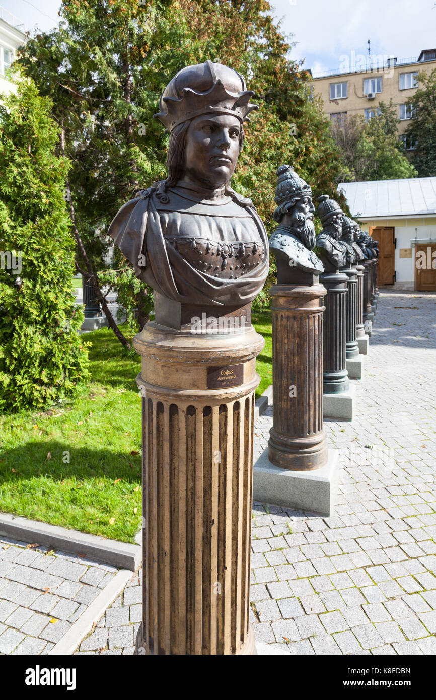 Moskau, Russland - 16. SEPTEMBER 2017: Büste auf der Gasse der Herrscher von Russland im Innenhof des Museums für militärische Form des russischen Militärs historischen Stockfoto