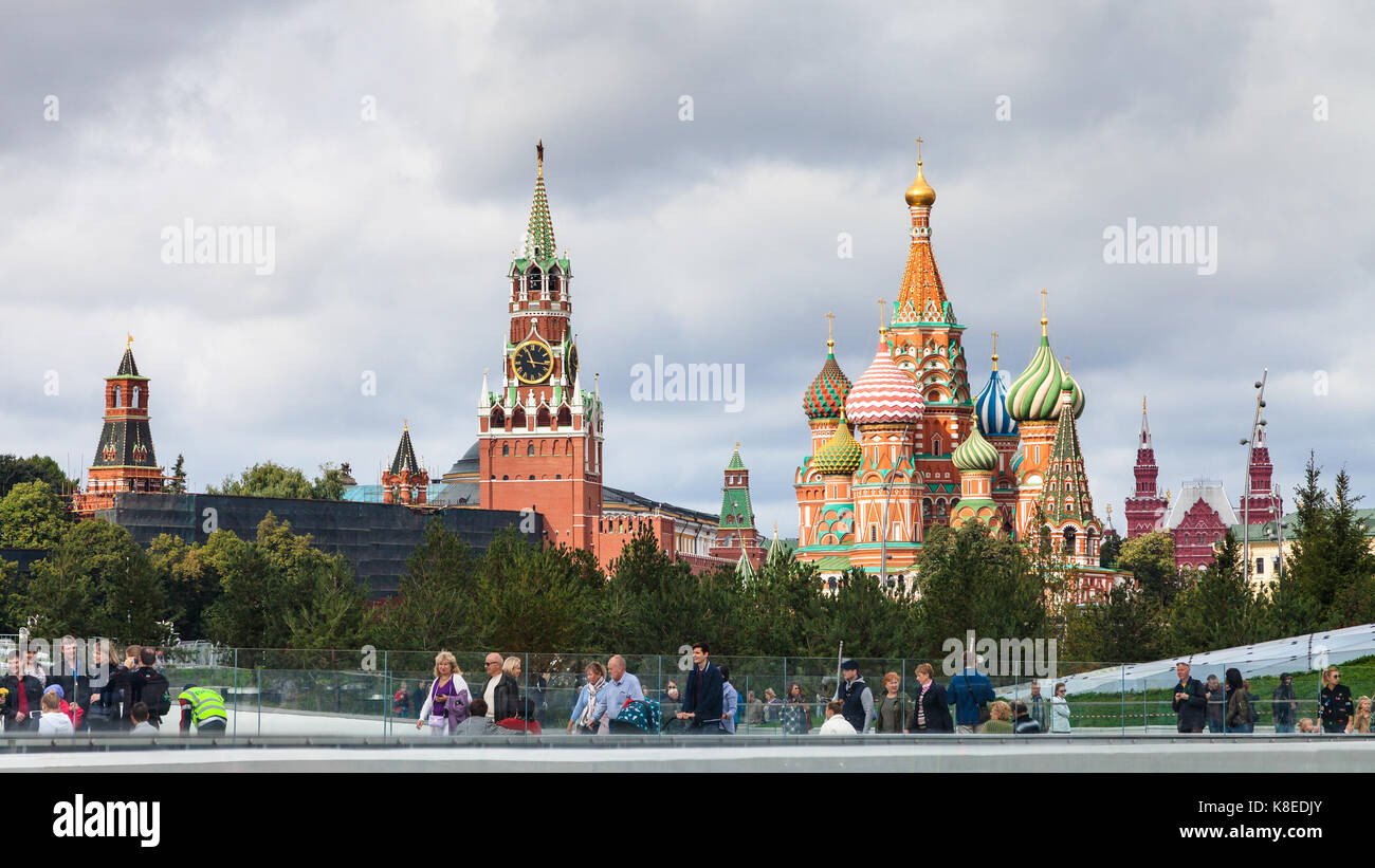 Moskau, Russland - 16. SEPTEMBER 2017: Besucher gehen auf schwimmenden Brücke von zaryadye Park und Blick auf den Kreml Tower und Kathedrale in Moskau. Die Par Stockfoto