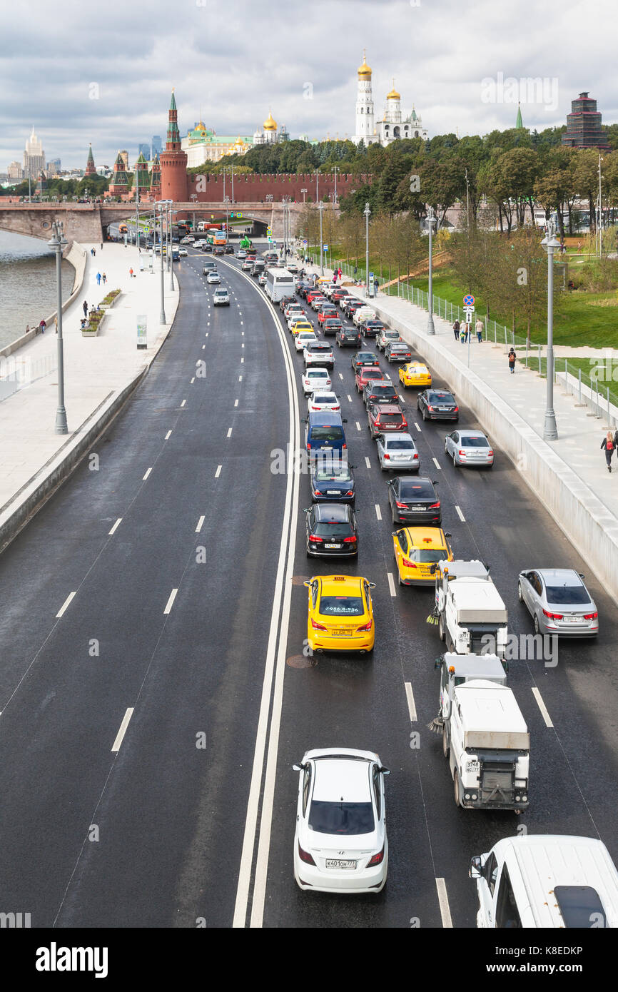 Moskau, Russland - 16. SEPTEMBER 2017: oben Ansicht von Touristen und Verkehr auf Moskvoretskaya Damm aus schwimmende Brücke in Zaryadye Park in Moskau c Stockfoto