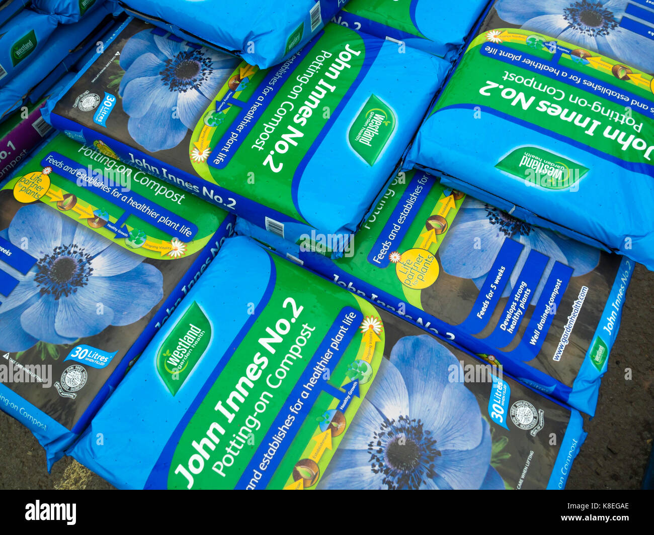 Ein Stapel John Innes No. 2 Topfkompost in einem Gartencenter Stockfoto