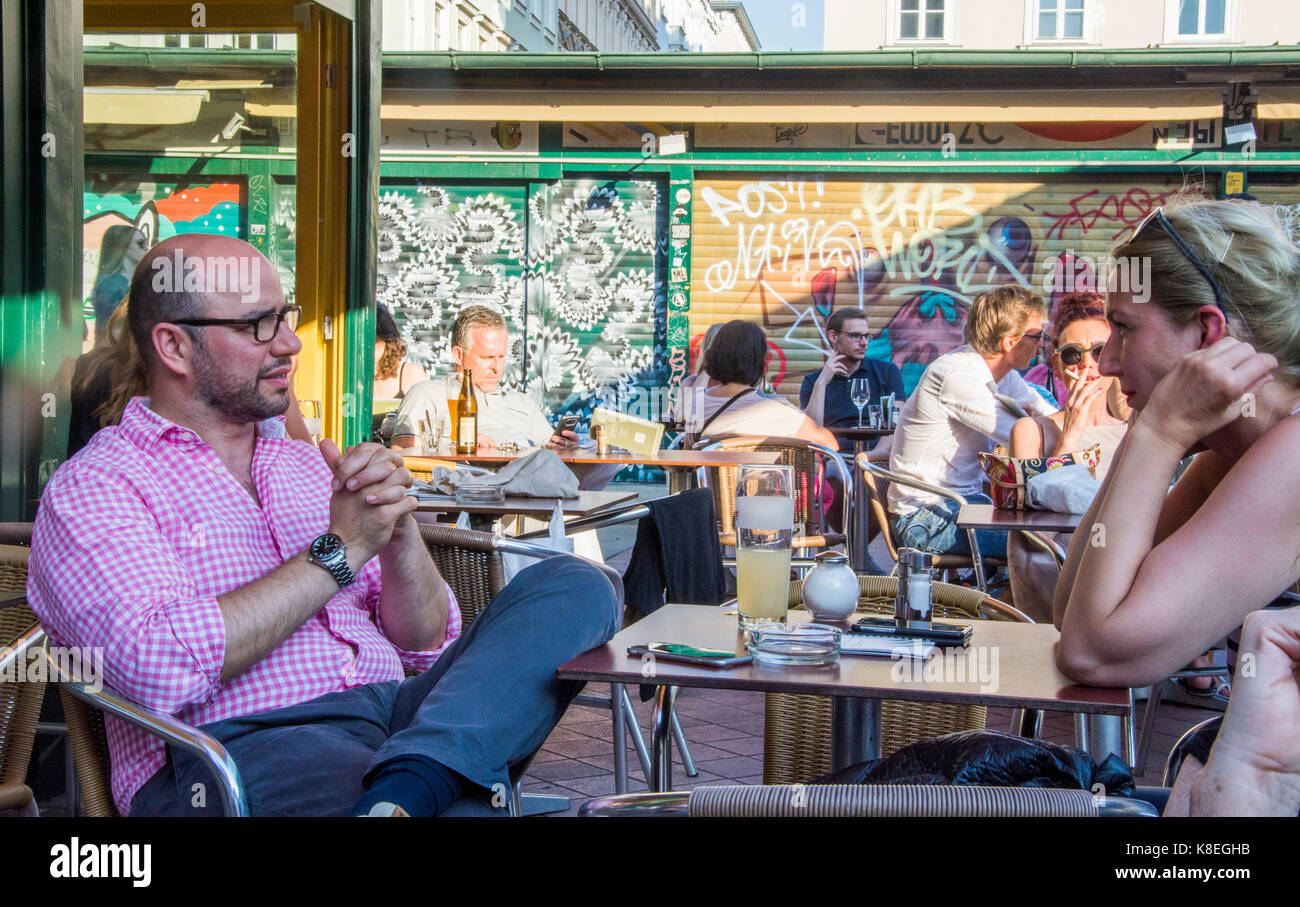 Paare Dining Out am Naschmarkt in Wien, Österreich Stockfoto