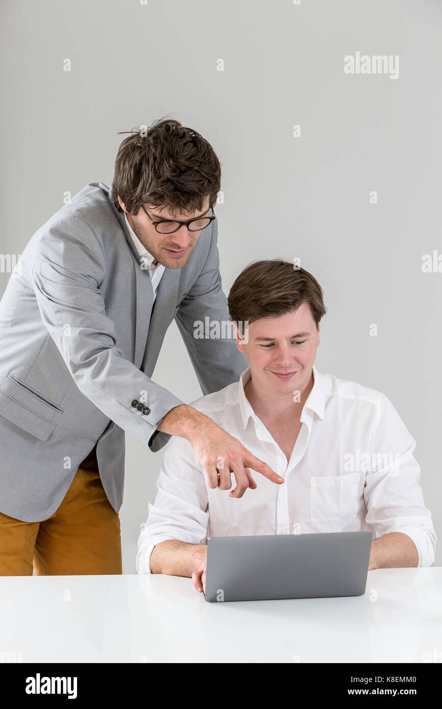 Porträt von zwei Unternehmern diskutieren Projekt in laptop zu treffen Stockfoto