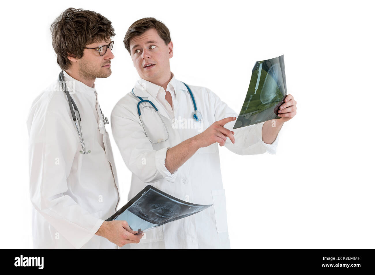 Seitenansicht od thow männlicher Arzt halten und auf der Suche nach X-ray Stockfoto