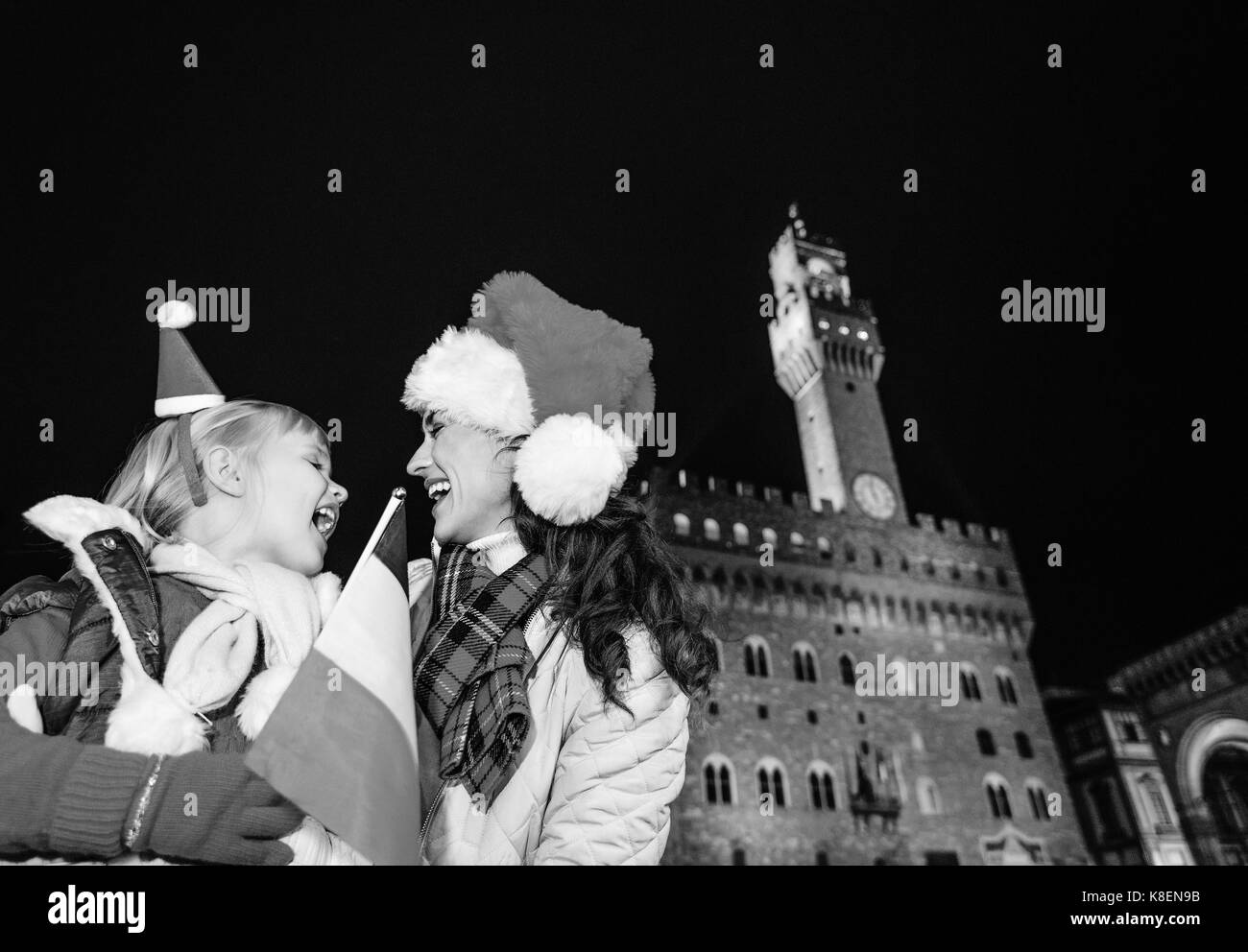 Reise voller Inspiration zur Weihnachtszeit in Florenz. Glückliche junge Mutter und Tochter Reisende in Weihnachten Hüte in Florenz, Italien, im eac suchen Stockfoto