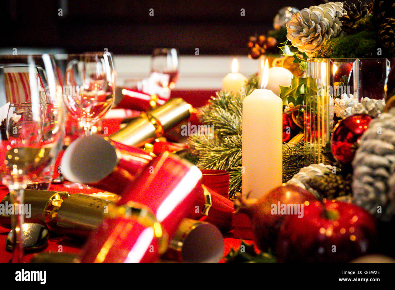 Esstisch für Weihnachtsessen mit Ort, Einstellungen, Dekorationen und Kerzen set Stockfoto