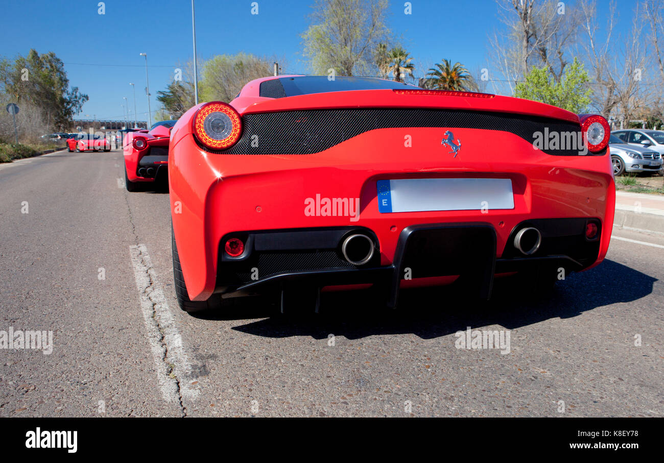 BADAJOZ, Spanien, 14. MÄRZ 2015: Ferrari Auto Show in Badajoz Stadt auf Complejo Alcantara Resorts, 14. März 2015. Ferrari Autos warten auf Linie für Eintrag Stockfoto